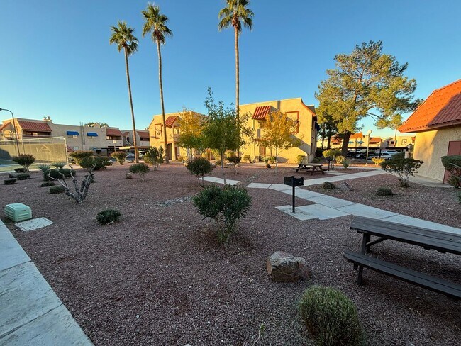 Building Photo - Charming 2BED/2BATH Condo located in Spring Oaks Community.