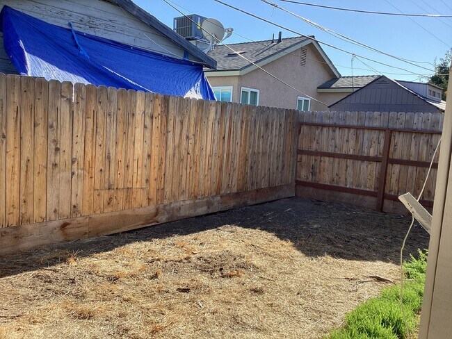 Building Photo - 1532-1532 N Safford Ave