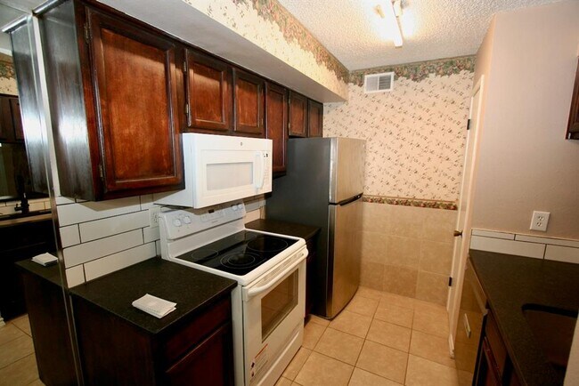 Building Photo - 17331 Red Oak Dr