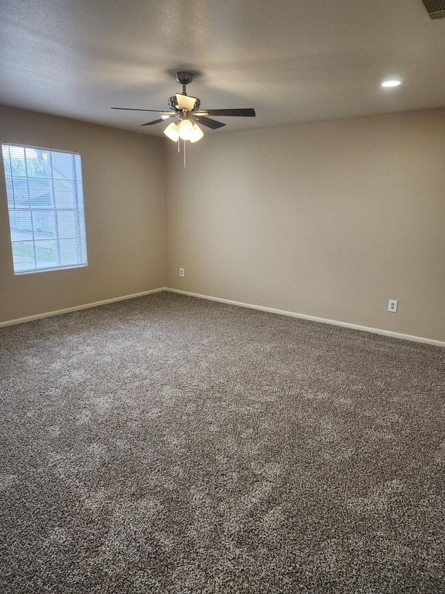 Building Photo - 410 Yorktown Ln