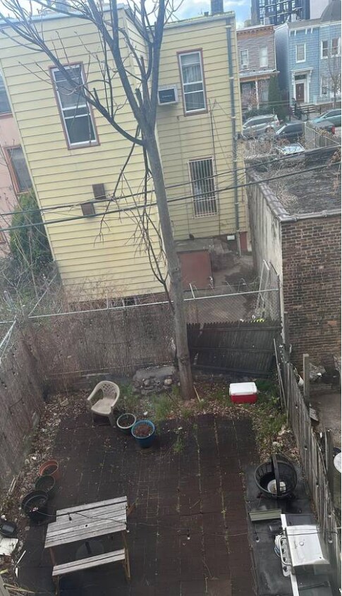 Building Photo - 503 Hart St