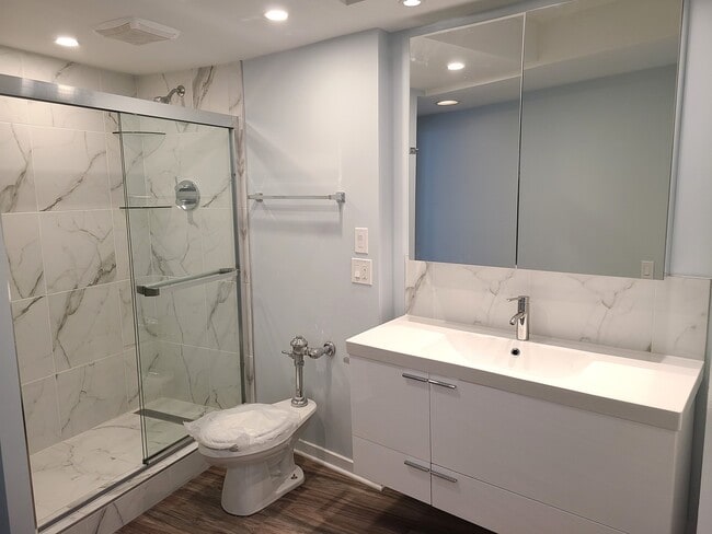 Building Photo - 300 N State St