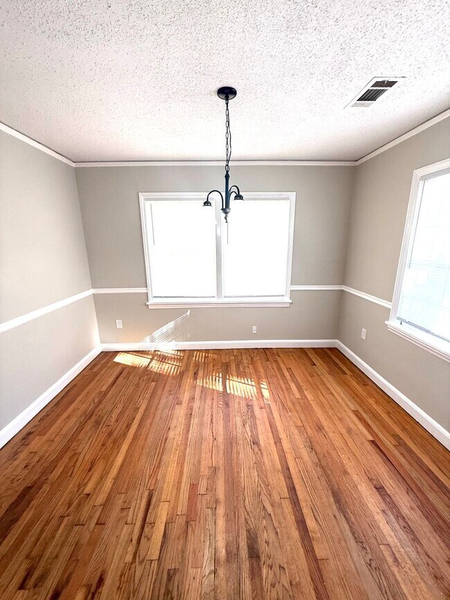 Building Photo - ** 3 Bed 1 Bath located in Cloverdale ** Call 334-366-9198 to schedule a self tour