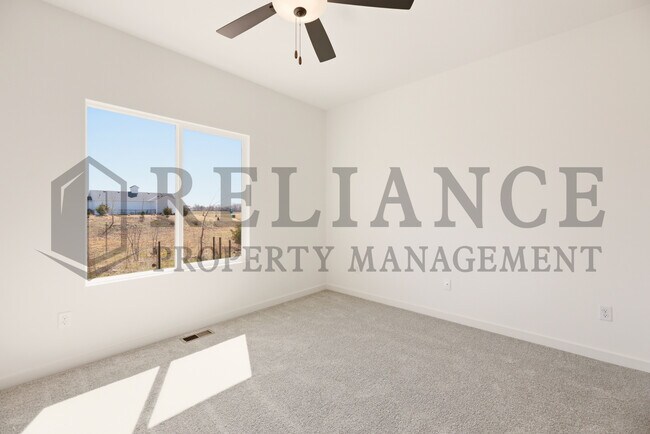 Building Photo - 5243 N Pinecrest Ct