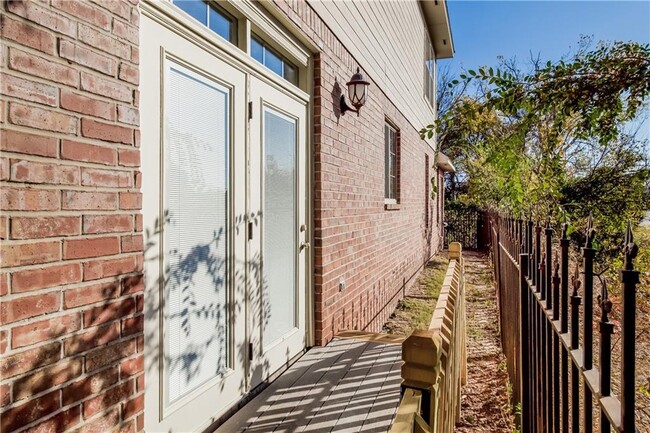 Building Photo - 4640 Olde Village Cir