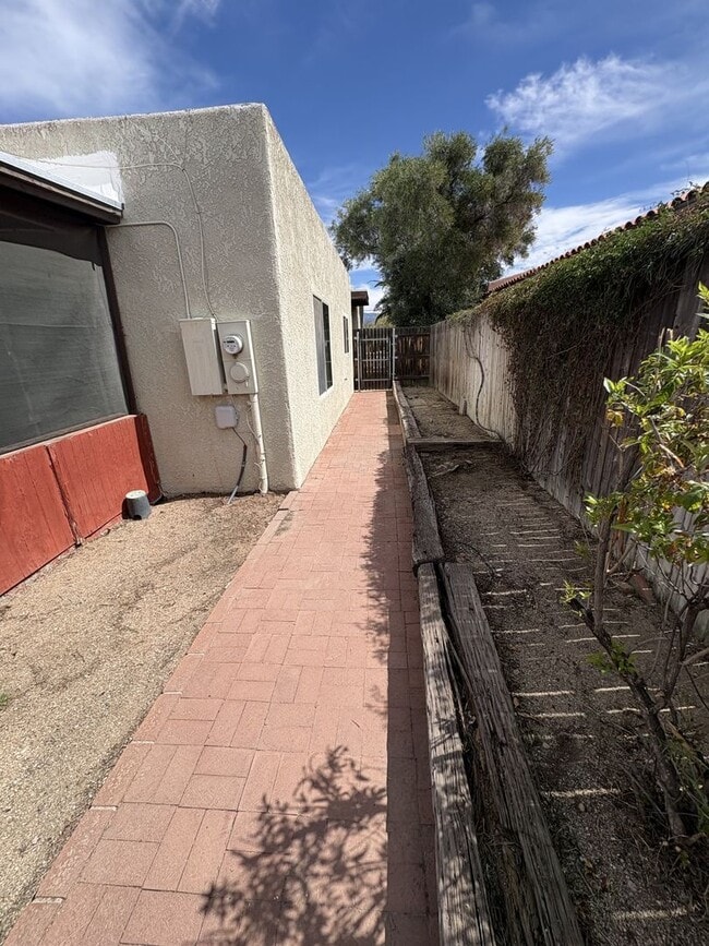 Building Photo - Eastside townhome, convenient location