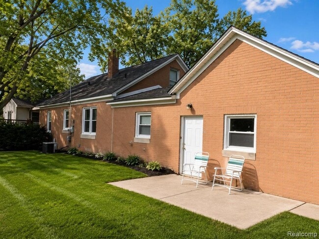 Building Photo - 2111 W 14 Mile Rd