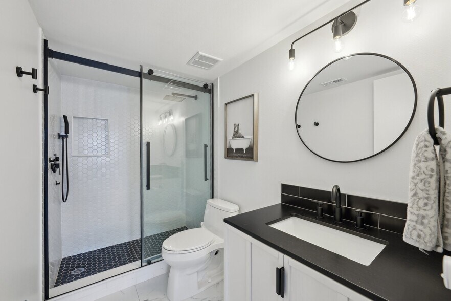 Master bathroom - 6277 Bahia del Mar Blvd