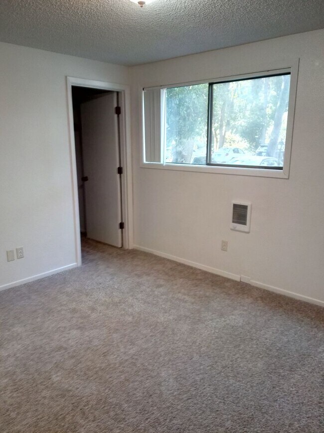 Building Photo - 2 BEDROOM 1 BATH Located next to Chemeketa...