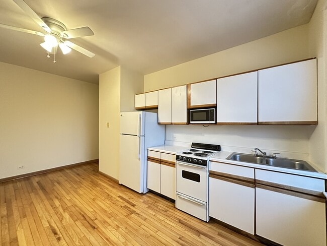 Building Photo - 640 W Barry Ave