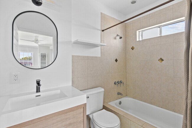 Building Photo - 1583 S Ridgeley Dr