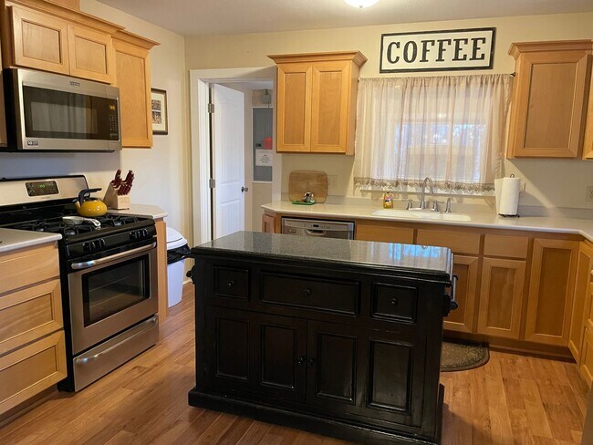 Building Photo - Hillside Cottage! Charming home with a view, 3-bd, 1-ba, fireplace, garage $300 Utility Fee