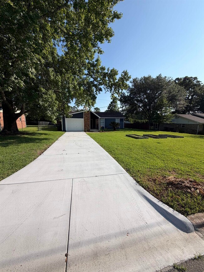 Building Photo - 2434 Dundee Dr
