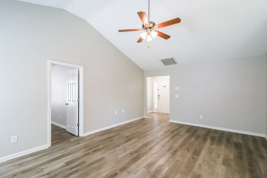 Building Photo - 1500 Logan Ln