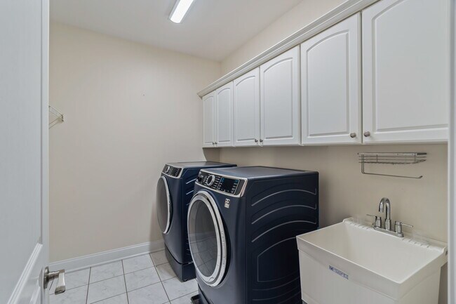 Building Photo - 9230 Honors Way