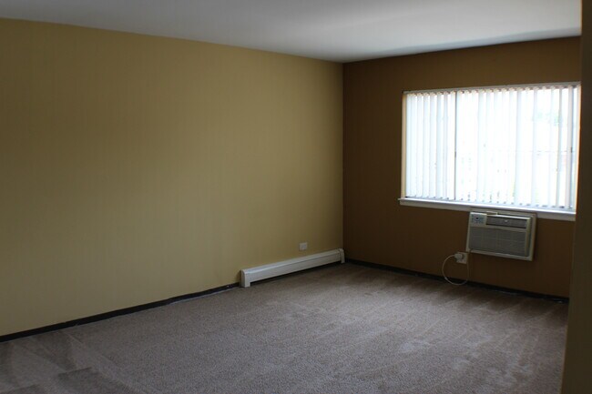 Building Photo - 706 W Ivanhoe Ln