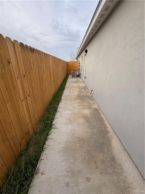 Building Photo - 1305 Valle Vista St
