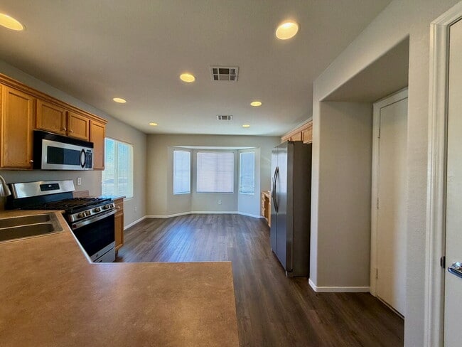 Building Photo - GATED 3 BED 2.5 BATH 1 CAR GARAGE SINGLE FAMILY HOME WITH COMMUNITY POOL