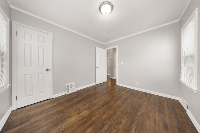 Building Photo - Renovated 3 bedroom bungalow $1250/month