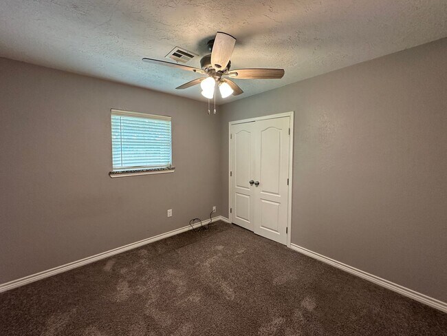 Building Photo - 6130 SW Oakcliff Ave