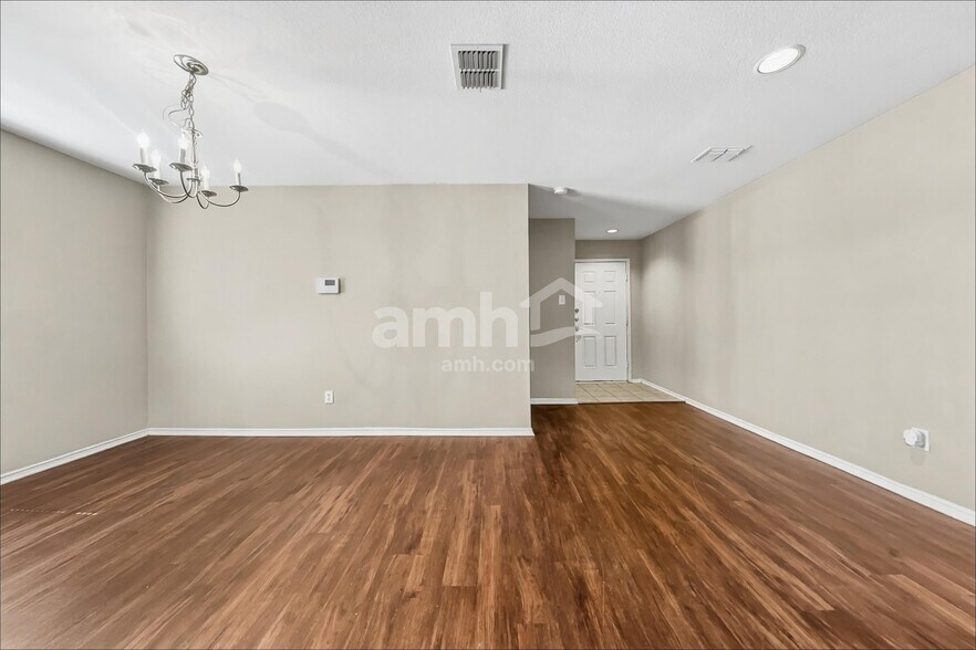 Building Photo - 1120 Boxwood Dr