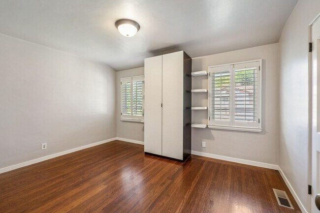 Building Photo - Mediterranean Beauty in Crescent Park – 5B...
