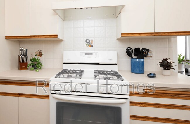 Building Photo - 1606 Hackamore Rd