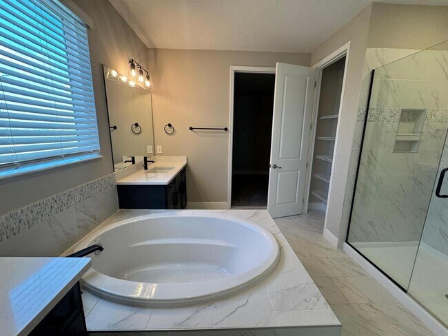 Building Photo - 16405 Silver Brk Wy