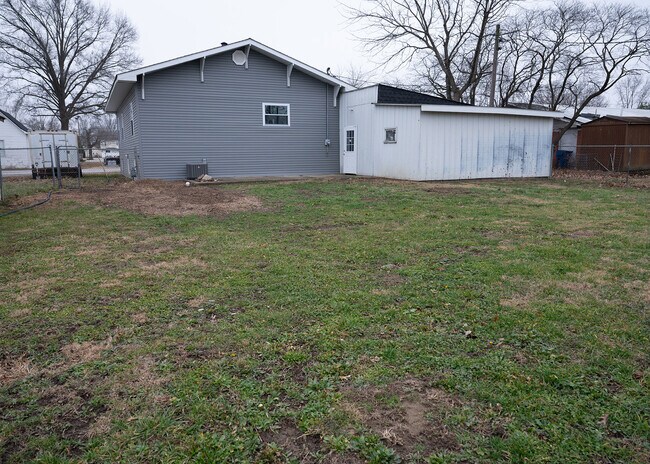 Building Photo - 115 E 6th St