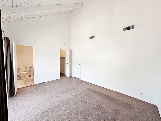 Building Photo - 3 BEDROOM 2.5 BATH TOWNHOME