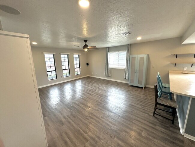 Building Photo - "Charming 2-Bed, 2-Bath Townhouse with Cozy Fireplace in Prime St. George Location!"