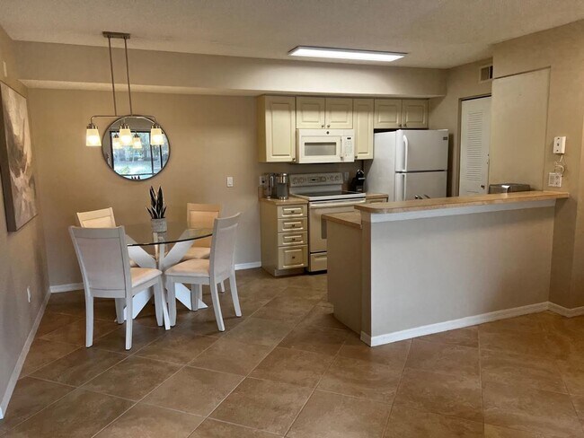 Building Photo - FULLY FURNISHED MAY AVAILABILITY - 1 Bed 1...