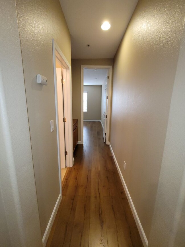 Building Photo - Elk Grove Condo Condo