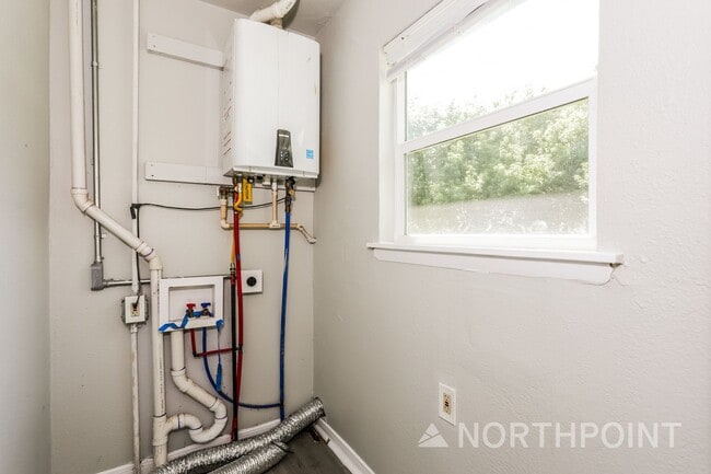 Building Photo - 3 BR/2BA | Newly Renovated Single Family Home  | Great Size Backyard| Quiet Neighborhood!