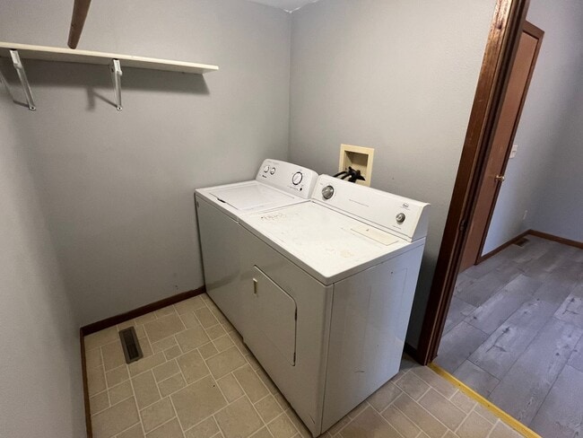 Building Photo - 2 Bed 1 Bath