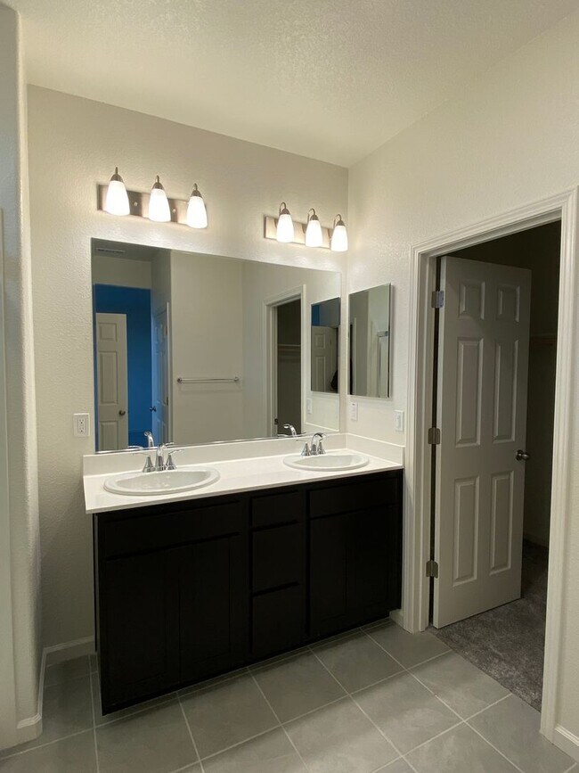 Building Photo - Available NOW - Beautiful and NEW 4 bed / 2 Bath