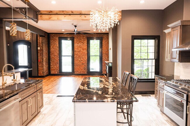 Building Photo - 275 S Limestone