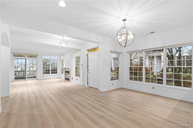 Building Photo - 126 Doral Greens Dr W