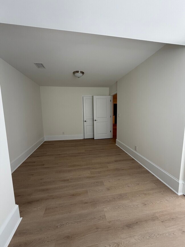 Building Photo - 305 12th Ave