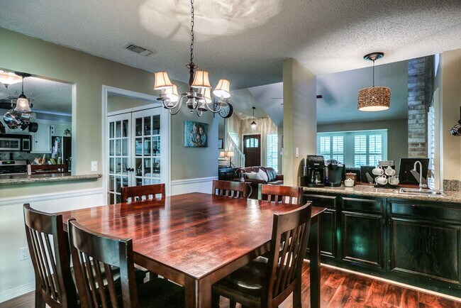 Building Photo - 24 Edgewood Forest Ct