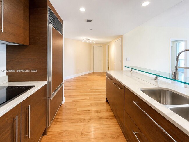 Building Photo - 475 Brickell Ave