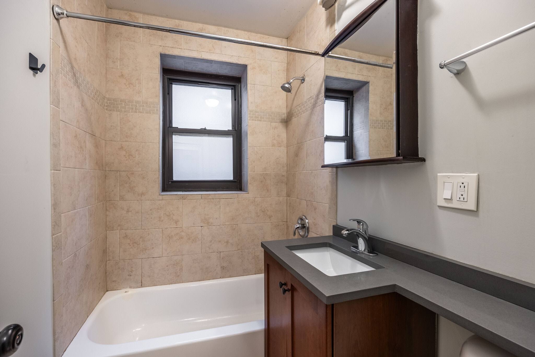 Building Photo - 435 W Roscoe St