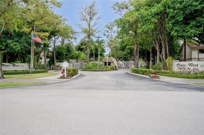 Primary Photo - 3024 S Oakland Forest Dr