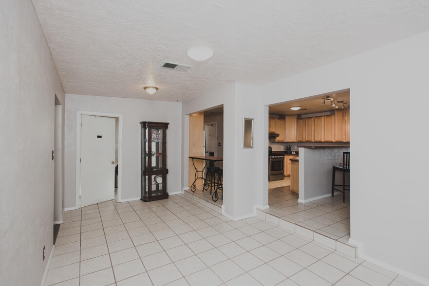 Building Photo - 10228 Belnap Pl