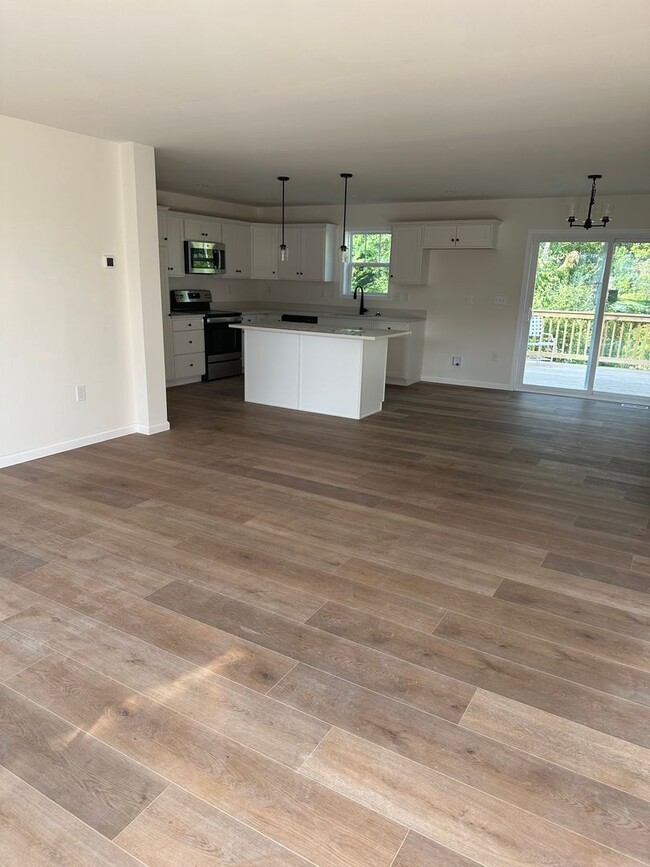 Building Photo - Newer Boalsburg house available September!!