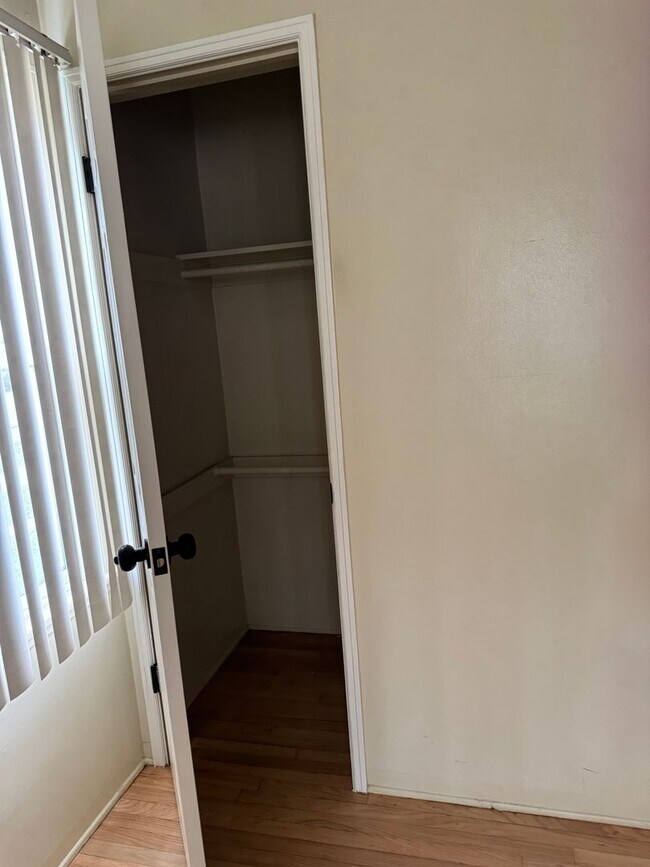 Building Photo - COMPLETELY REMODELLED 1 BEDROOM DUPLEX FOR LEASE!