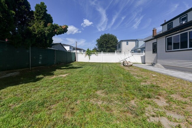Building Photo - 815 3rd St
