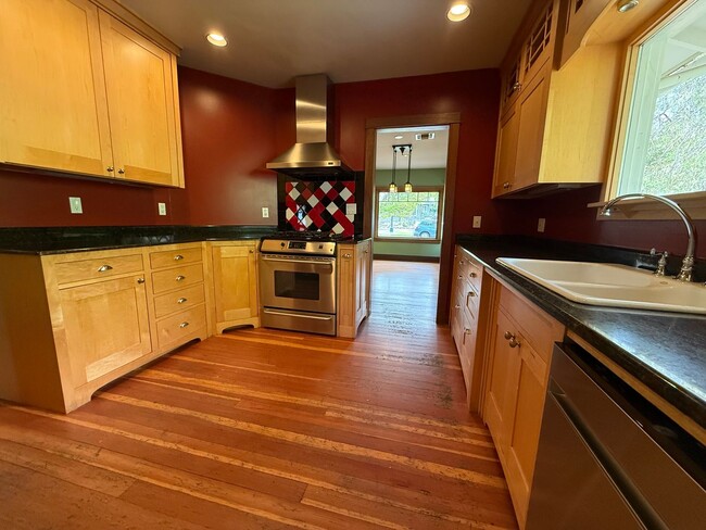 Building Photo - Craftsman home near Downtown Ashland | Ava...