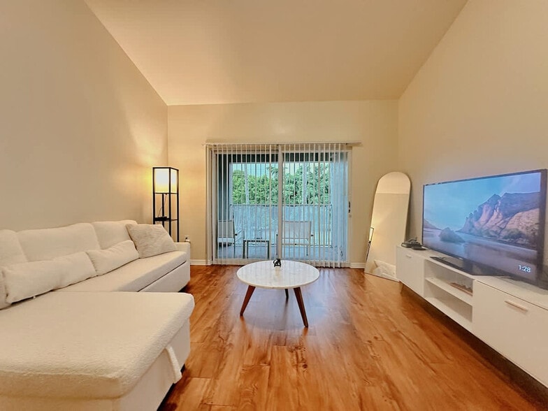 Building Photo - 631 SW 111th Ln