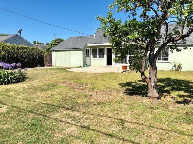 Building Photo - Quaint Midtown Home with New Wood Flooring & Large Yard!!
